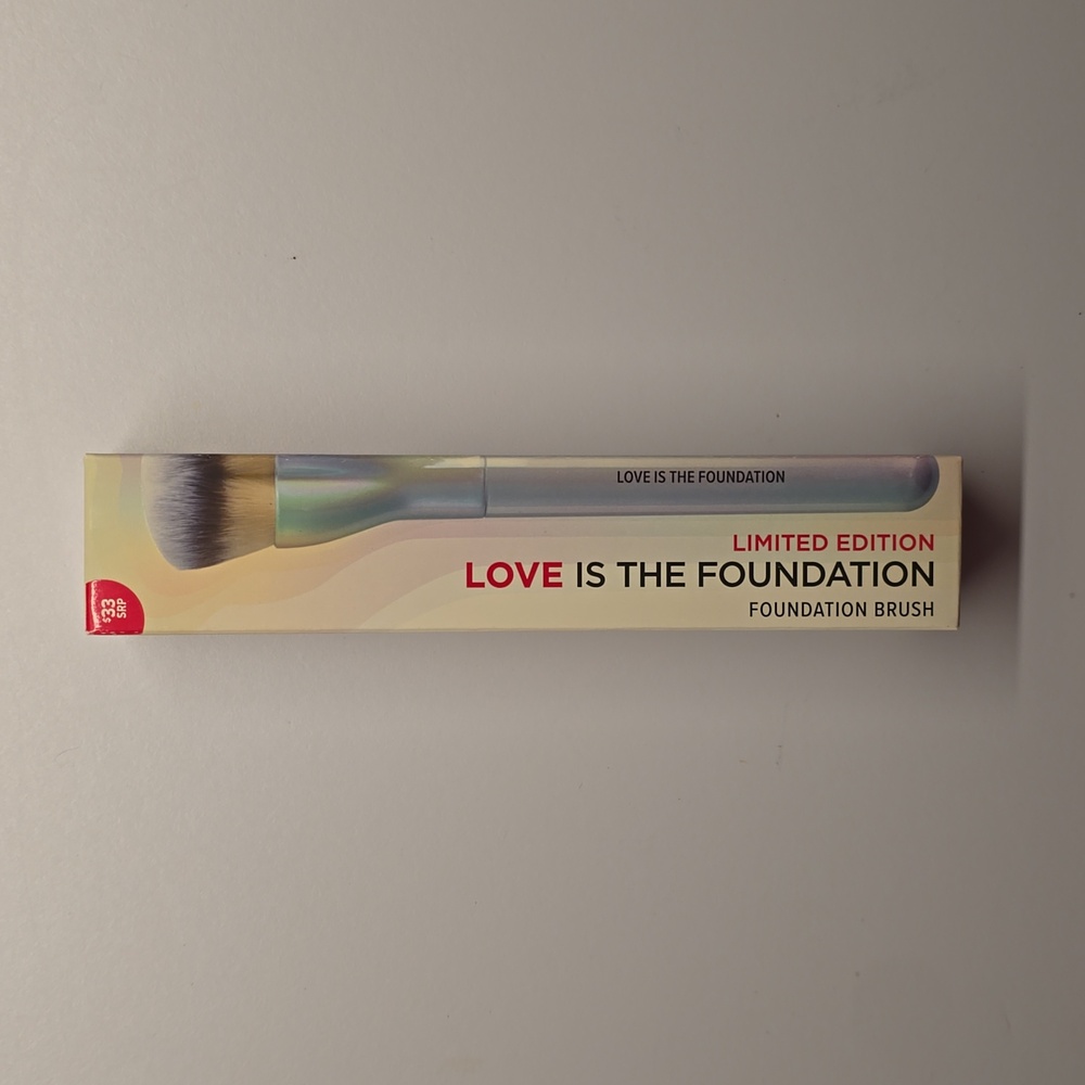 IT Cosmetics Love Is The Foundation Brush